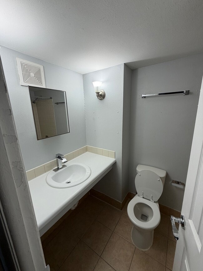 Building Photo - 8865 N Swan Rd