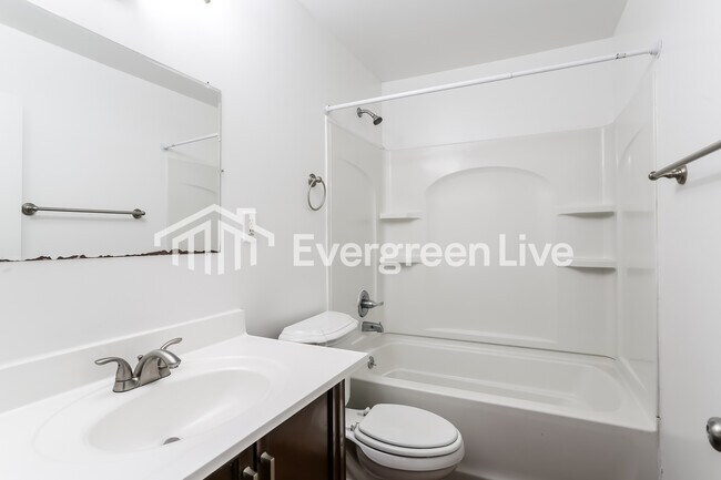 Building Photo - 3189 Astor Ave