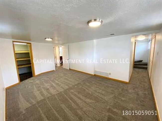 Building Photo - 236 400 S