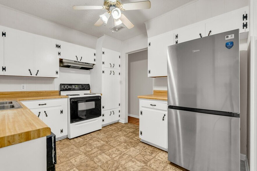 Building Photo - 711 Hemlock St