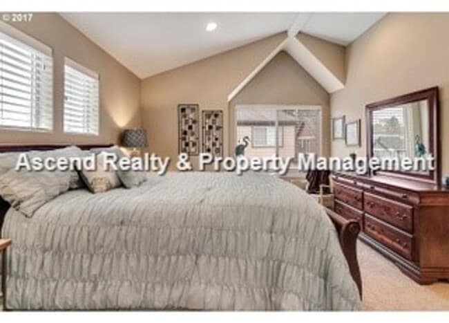 Building Photo - Convenient Hillsboro Location Heart of HiT...