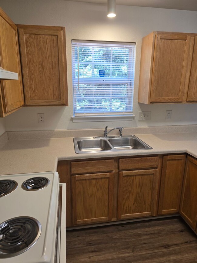 Building Photo - Located in Parkers Xing a home with 4BR/2....