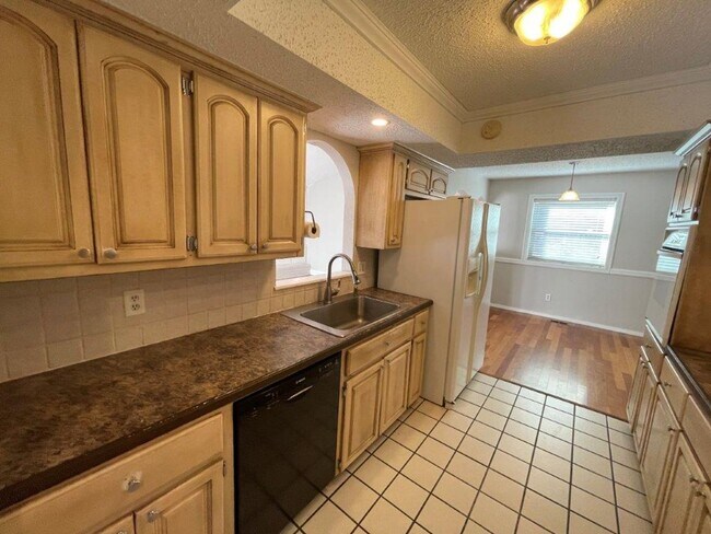 Building Photo - 3 bed 2 bath, 2 car with wood floors, fenc...