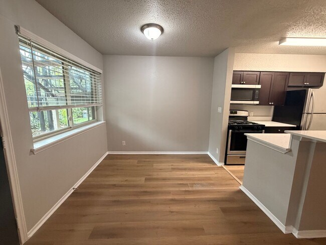 Building Photo - 1bed/1bath condo in 78704