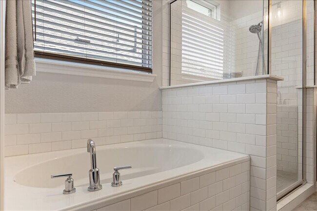 Building Photo - 1001 Dog Iron St