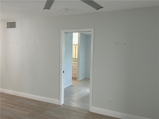 Building Photo - 451 Grove Isle Cir