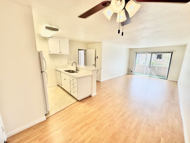 Building Photo - Spacious 1 Bedroom Condo on PCH