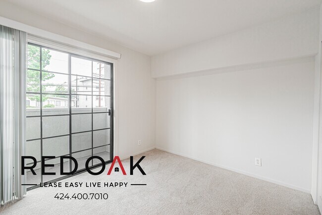 Building Photo - 4651 Cahuenga Blvd