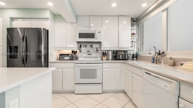 Building Photo - 1370 S Ocean Blvd