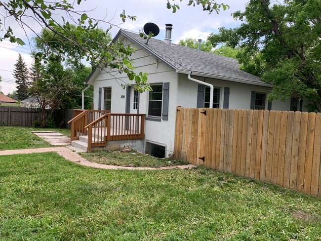 Building Photo - 2 BEDROOMS, 2 BATHROOMS, WITH 2 BONUS ROOMS AND A SECOND KITCHEN!