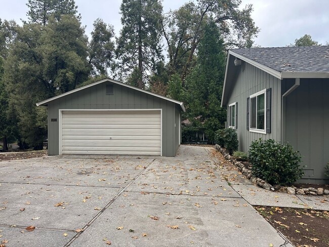 Building Photo - Charming Cascade Shores Retreat 2/1 1,000 ...