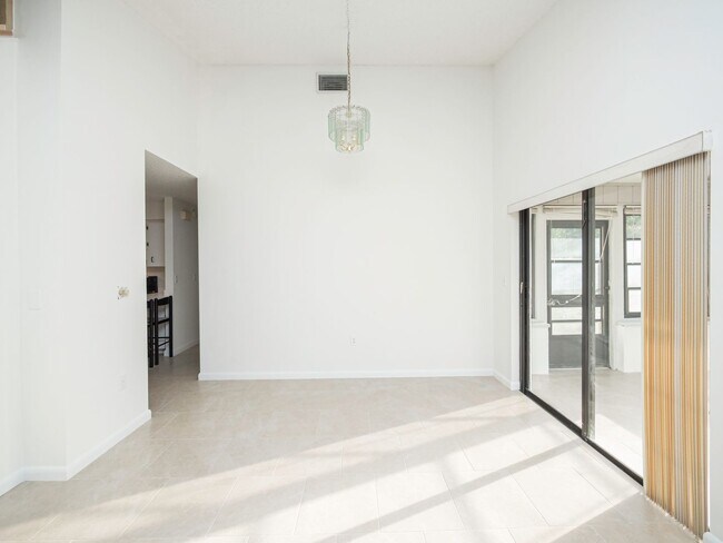 Building Photo - South Lakeland Duplex!