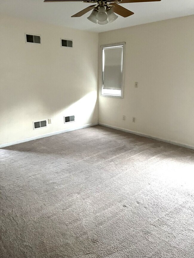 Building Photo - 152 Lantern Ln