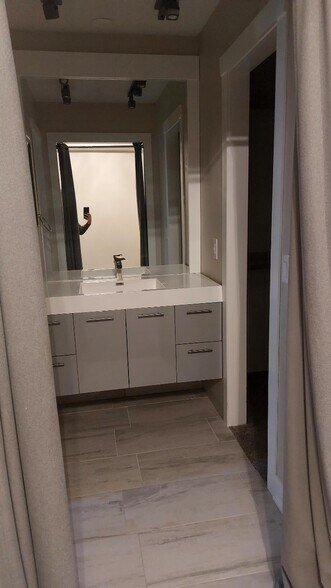 Building Photo - 866 S 156th Ave