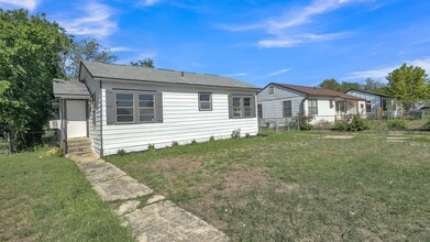 Building Photo - Three Bedroom, Two Bath Ready for Move-in!