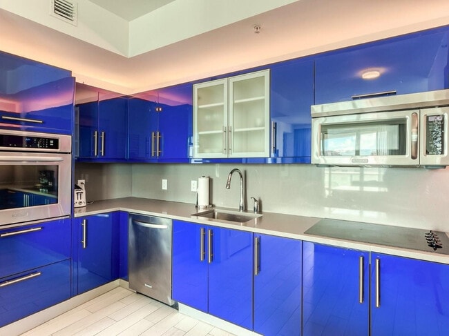 Building Photo - 3101 Bayshore Dr