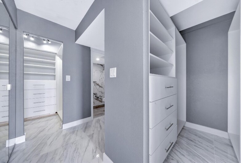 Building Photo - 1100 Saint Charles Pl