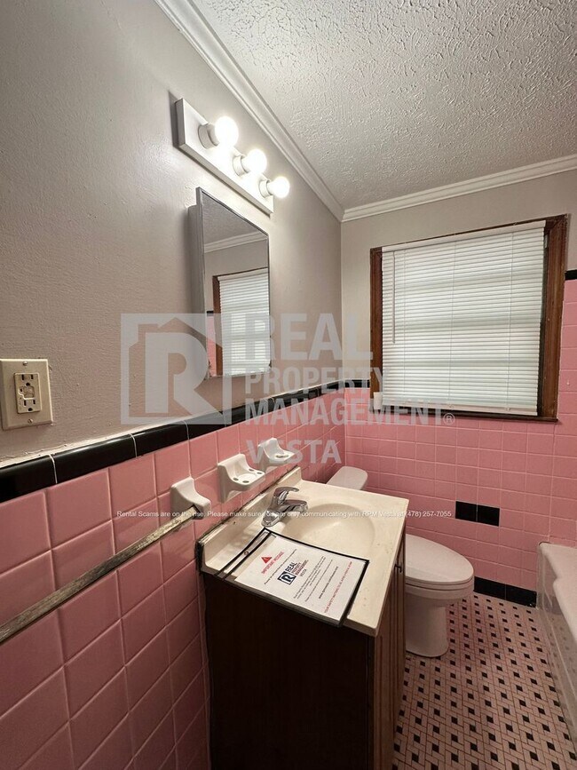 Building Photo - 4085 Southview Dr