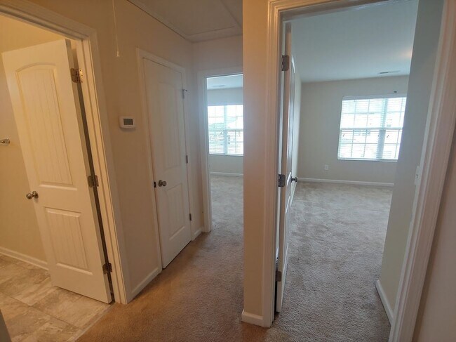 Building Photo - Three bed, 2.5 bath town house located in ...