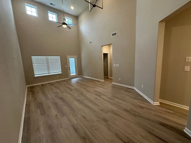 Building Photo - Brand New Townhome In Shelbyville - MOVE I...
