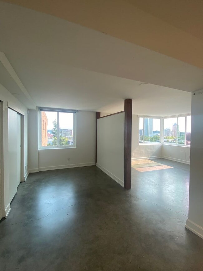 Building Photo - Beautiful apartment in Goose Hallow- Prime...