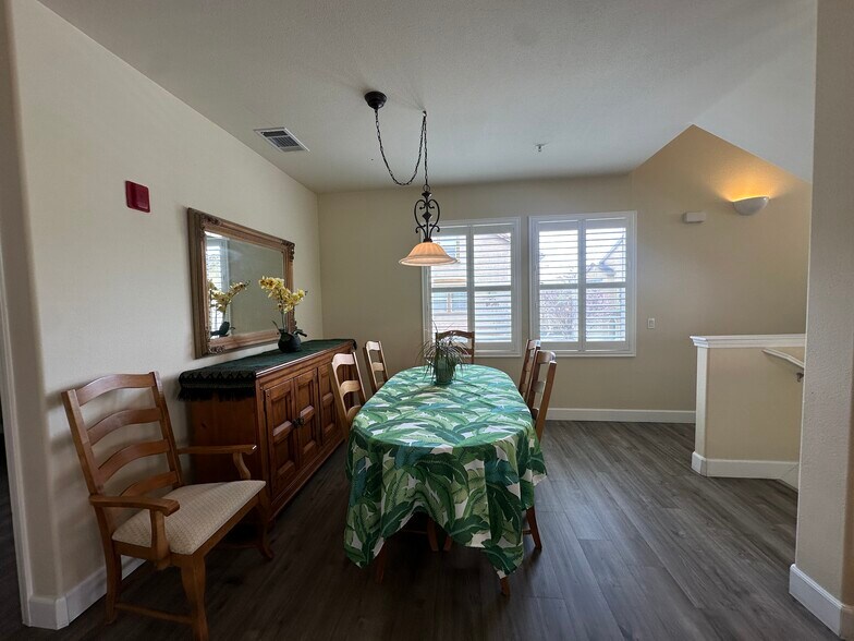 Building Photo - 5350 Dunlay Dr