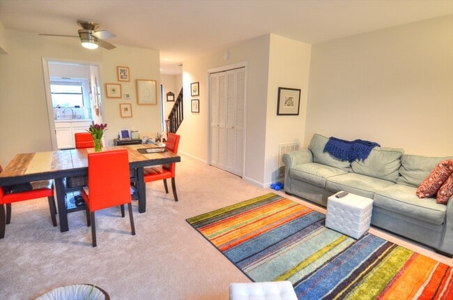 Building Photo - Rare End-Unit Townhome in Carrboro with Beautiful Updates! Available Early July!