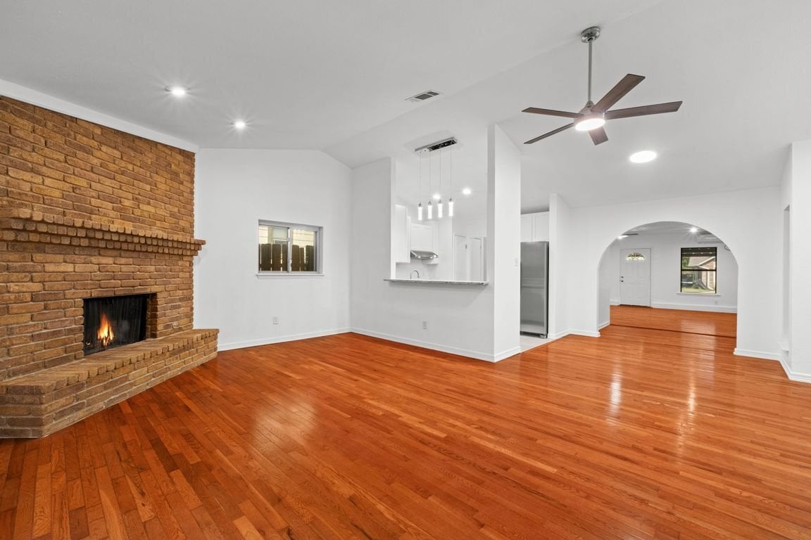 Building Photo - 13934 Mission Valley