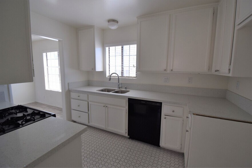 Building Photo - 24822 Walnut St