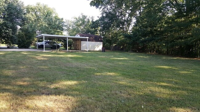 Building Photo - Large Home with Beautiful Mountain Views