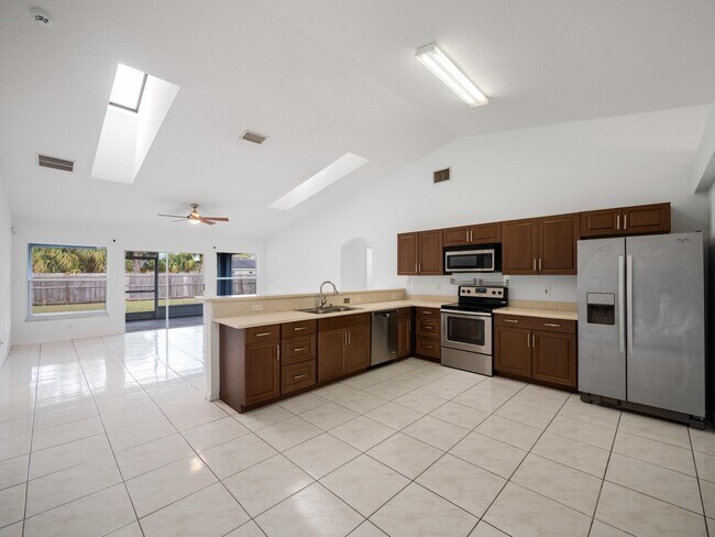 Building Photo - 949 SE Bywood Ave