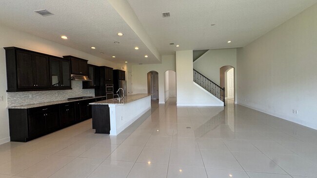 Building Photo - Beautiful 4B/3B with Bonus Office Space Fo...