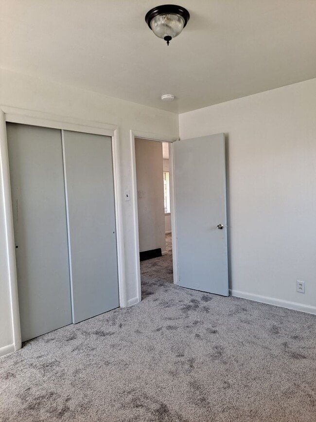 Building Photo - ALL PROSPECTIVE TENANTS MUST SUBMIT A $58 ...
