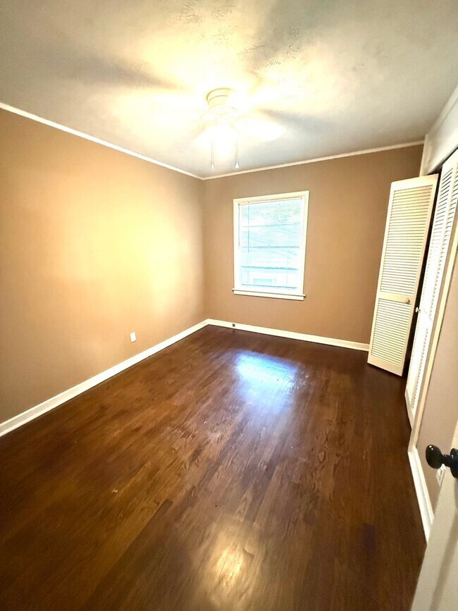 Building Photo - ** 4 Bed 2 Bath located in Forest Hills ** Call 334-366-9198 to schedule a self-tour