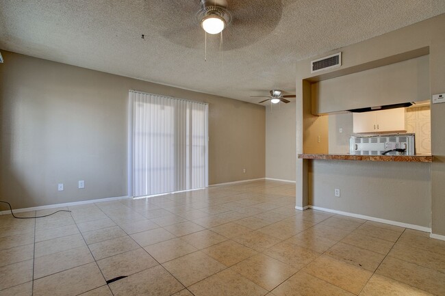 Building Photo - Wonderful Townhome centrally located.  Kit...