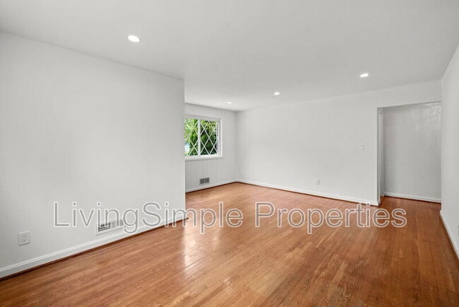 Building Photo - 1207 Brooke Dr