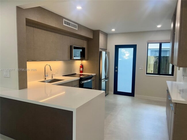 Building Photo - 3532 Thomas Ave