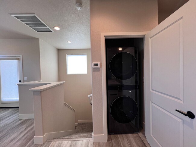 Building Photo - Charming & NEW! 2/2/2 Townhome in Gardnerv...