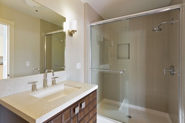 Building Photo - Available Unit In The Heart Of Elmwood!