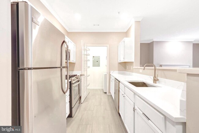 Building Photo - 1701 Lake Shore Crest Dr