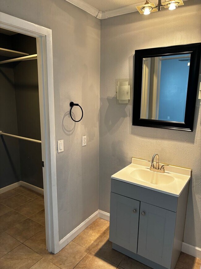 Building Photo - 1042 Live Oak Dr