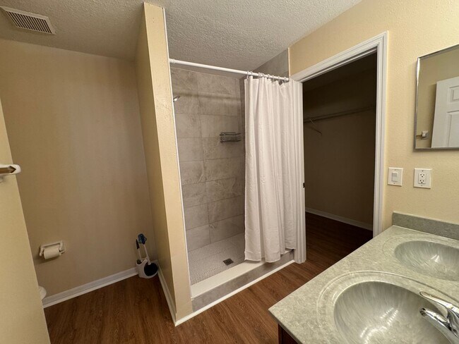 Building Photo - Spacious 3/2 Home with Screened Patio and Large Yard *Lawn Care Included!*