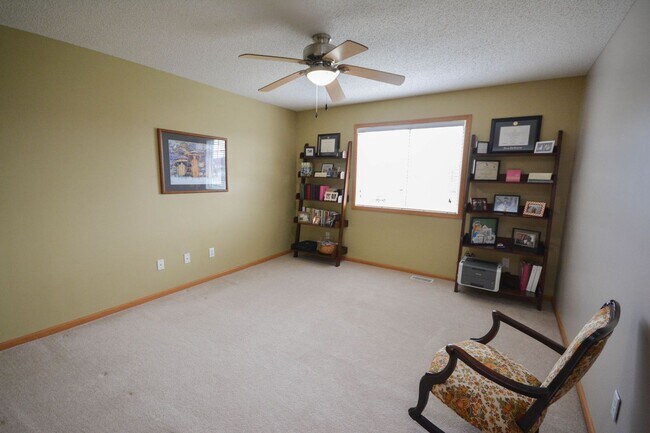 Building Photo - Beautiful Boulder Ridge end unit townhome w/upgrades throughout!