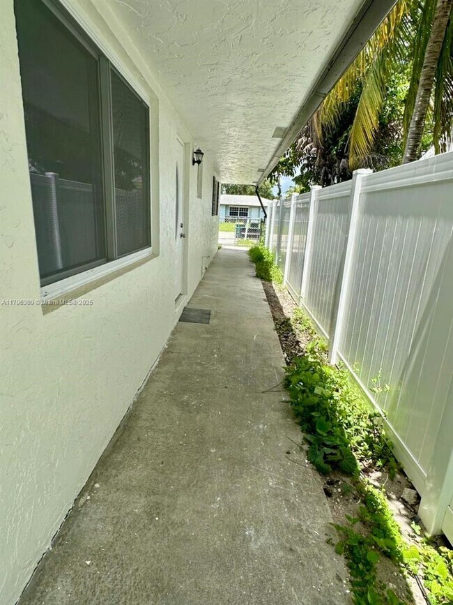 Building Photo - 5160 SW 26th Ave