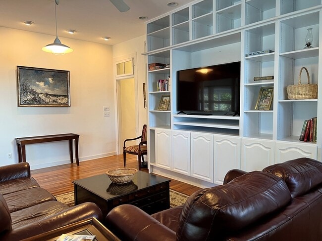 Building Photo - 4 Lee St