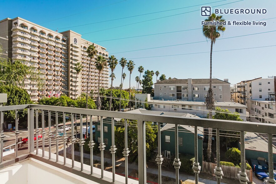 Building Photo - 147 S Doheny Dr