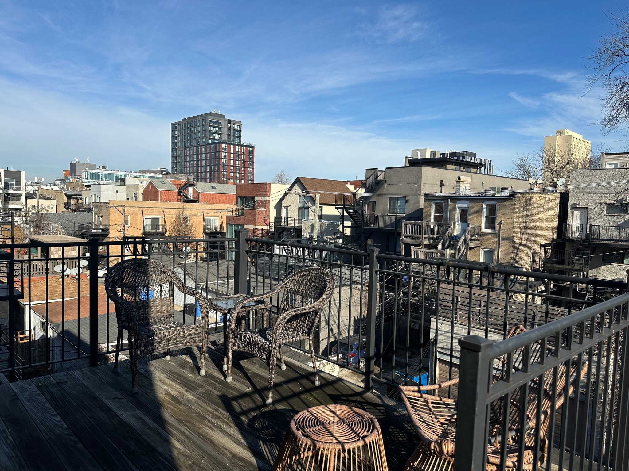 Building Photo - 1071 N Hermitage Ave