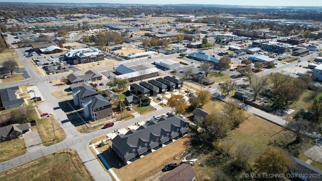 Building Photo - 108 W 2nd St