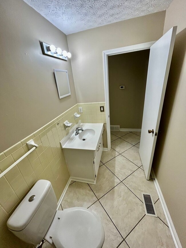 Building Photo - Move in now and pay NO RENT for the rest o...