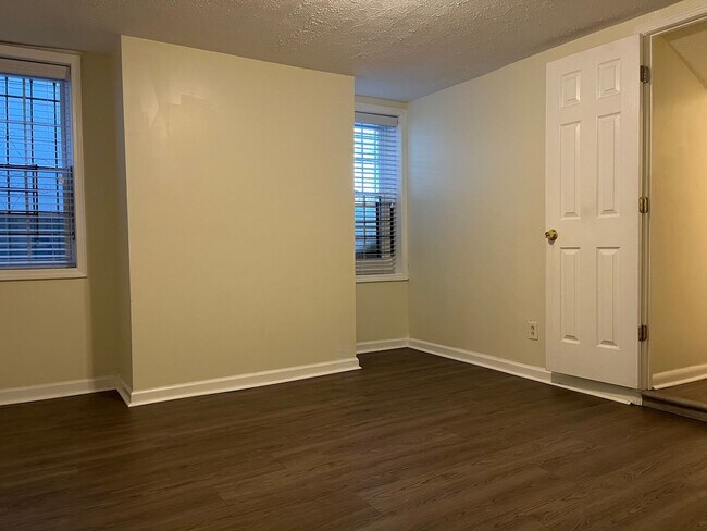 Building Photo - Spacious 3/2 Duplex Unit w/ Bonus Room Min...